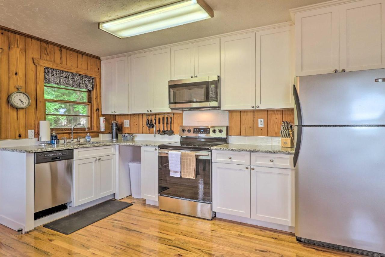 Waterfront Lake Martin Home With Grill And Beach! Eclectic Exterior photo